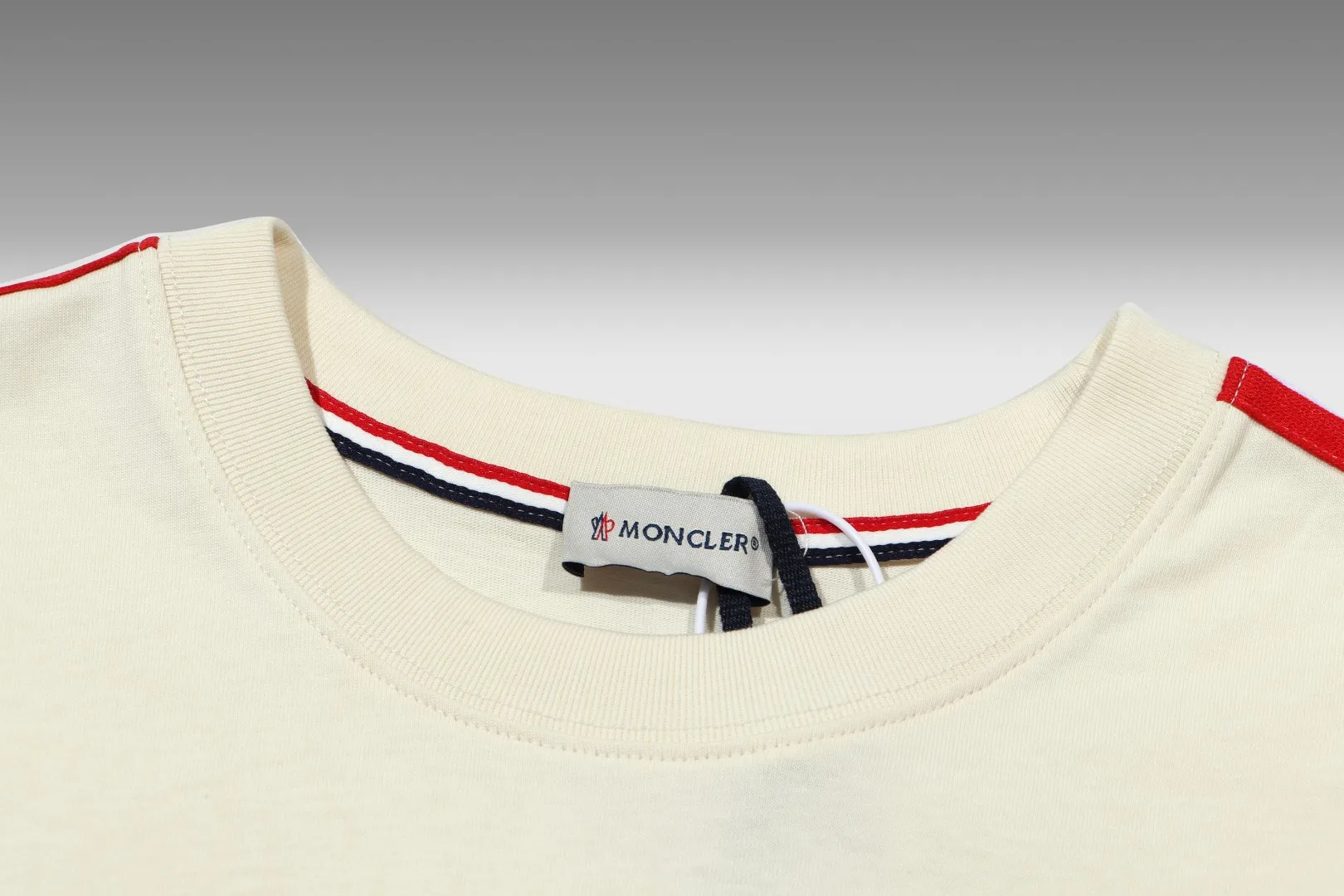 《Moncler~ 》2024New Arrival ， Quality T ， , Versatile Quality ！ ‼ 32 250G ‼ ， ， ， ， T 🤪 Sizes：S-M-L-XL-2XL ：Black，White， ， Same Style